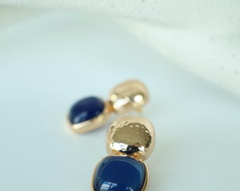 Statement 18K guldpläterade örhängen med guldfärgad dropp och marinblå sten, mellanstorlek