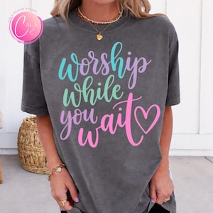 Peut inclure: Ensemble de trois tasses en céramique avec une finition mate et mouchetée. Les tasses sont de couleur crème, gris clair et gris foncé. Chaque tasse a un design simple et minimaliste, parfait pour le café ou le thé.