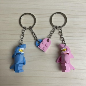 Llavero con minifigura de tiburón, llavero con forma de corazón para parejas, llavero bonito para bolso, regalo para niñas
