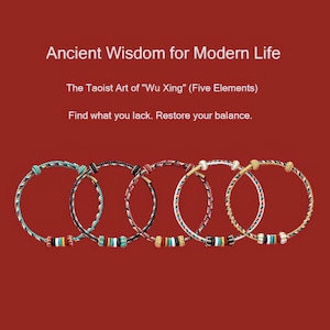 Peut inclure: Cinq bracelets colorés avec des motifs tissés complexes et des perles décoratives sont présentés sur un fond rouge. Le texte "Ancient Wisdom for Modern Life" et d'autres textes sont en haut de l'image.