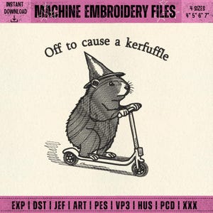 Puede incluir: Archivo de bordado a máquina con un diseño caprichoso. Un castor con sombrero montado en un patinete, con el texto "Off to cause a kerfuffle". Disponible en cuatro tamaños: 10 cm, 13 cm, 15 cm y 18 cm.