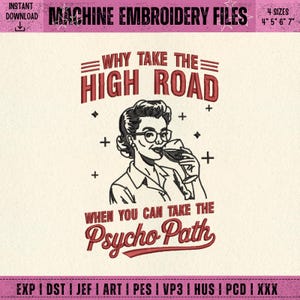 Può includere: File di ricamo a macchina con la scritta "WHY TAKE THE HIGH ROAD WHEN YOU CAN TAKE THE PSYCHO PATH". Il disegno raffigura una donna che beve da un bicchiere di vino. Disponibile in quattro misure: 10 cm, 13 cm, 15 cm e 18 cm.