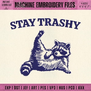 Puede incluir: Archivo de bordado a máquina con un mapache azul marino y el texto "STAY TRASHY". El mapache está tumbado y levanta una pata. Incluye múltiples formatos de archivo y tamaños: 10 cm, 13 cm, 15 cm y 18 cm.