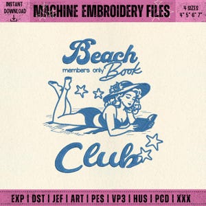 Peut inclure: Fichier de broderie machine avec une illustration bleue d'une femme lisant sur la plage, avec les mots "Beach Book Club". Le motif comprend des étoiles et le texte "Beach members only Book Club". Disponible en 4 tailles : 10 cm, 13 cm, 15 cm et 18 cm.