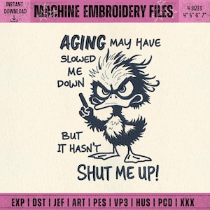 Può includere: File di ricamo a macchina con un design di anatra dei cartoni animati. L'anatra in bianco e nero ha un'espressione arrabbiata e indica con un dito. Il testo recita: "AGING MAY HAVE SLOWED ME DOWN BUT IT HASN'T SHUT ME UP!" Include 4 misure.