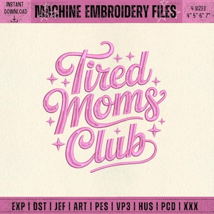 Può includere: Design per ricamo a macchina rosa con la scritta "Tired Moms Club" in corsivo, circondata da stelle. Disponibile in quattro misure: 10 cm, 13 cm, 15 cm e 18 cm. L'immagine include anche il testo "MACHINE EMBROIDERY FILES" e "INSTANT DOWNLOAD".