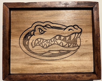 Placa rústica de madera dura con la cabeza de un caimán – Grabada con láser – Borde exterior teñido – Decoración de los Florida Gators