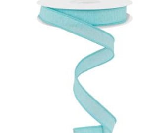 Puede incluir: Un rollo de cinta azul claro con borde cableado. La cinta está desenrollada, mostrando una longitud fluida y curvada. La cinta es de un material transparente y el rollo es blanco.
