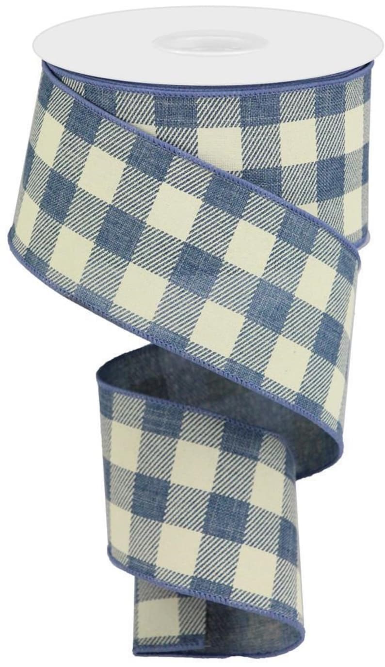 Puede incluir: Un rollo de cinta de b&uacute;falo a cuadros azul y blanco de 2,5 pulgadas de ancho. La cinta tiene un borde con alambre y est&aacute; hecha de una tela suave y texturizada.