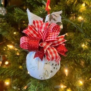 Weißer Stoff mit Holly Leaves & Beeren auf einem 100 MM Ball Ornament geschmückt eine Vielzahl von Bändern Handmade Ornament