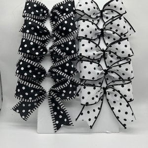 Dekorative 50/50 weiß mit schwarzen Punkten und schwarz mit weißen Punkten Schleifen / Set 10 Schleife / Halloween Leckerli Tasche / Weihnachtsbaum Schleife / Alles Schleife