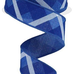 Puede incluir: Un rollo de cinta a cuadros azul y blanca con un patrón de chevron. La cinta tiene 2,5 pulgadas de ancho.