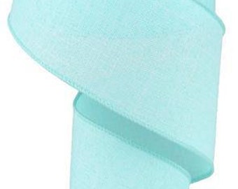 Puede incluir: Rollo de cinta azul claro con aspecto texturizado. La cinta ancha se muestra en espiral, mostrando su textura y bordes limpios. Adecuado para manualidades, envolver regalos o decoración en general.