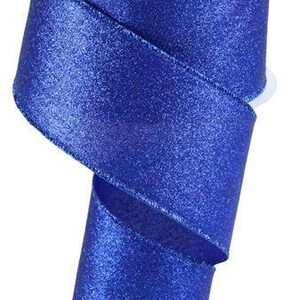 Pode incluir: Um rolo de fita de cetim azul royal com acabamento brilhante. A fita tem 2,5 polegadas de largura e é perfeita para adicionar um toque de brilho a qualquer projeto artesanal.