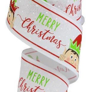 Könnte beinhalten: Weißes Band mit roten und grünen Streifen und weißen Punkten. Das Band trägt den Text "Merry Christmas" in grüner und roter Schrift. Hinter dem Text schauen Comic-Elfen hervor.