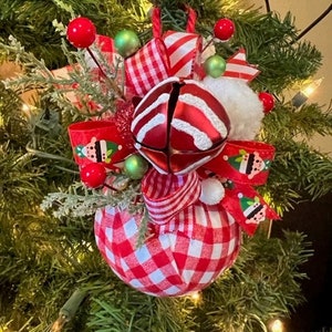 Rot und Weiß Karogewebe auf einem 100 MM Ball Ornament geschmückt eine Vielzahl von Bändern Glocken Garn Puffs Handmade Ornament