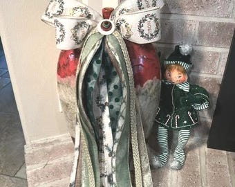 Ghirlanda natalizia con fiocco in nastro e bottoni grandi, decorazione per lanterne.