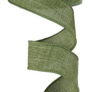 Könnte beinhalten: Eine Rolle grünes Burlap-Band mit einer strukturierten Webart. Das Band ist 2,5 Zoll breit und perfekt zum Basteln und Dekorieren.