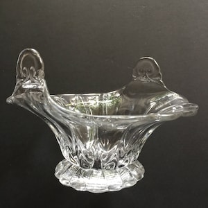 Clear Pressed Glass Brides Basket Vintage 2 Manici per pollice Clear Glass Flower Basket Curved Edge Handle Ciotola in vetro pressato