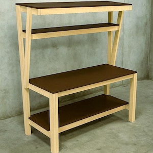 Op de afbeelding: Een houten rek met drie planken. De planken zijn donkerbruin en de steunen lichtbeige. De unit heeft een modern design en is geschikt voor het uitstallen van items of opslag.