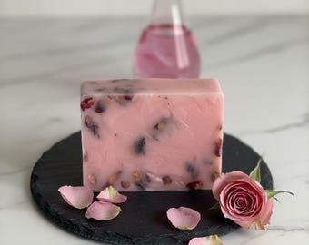 Ręcznie robione mydło różane w kostce – naturalne masło shea, olej kokosowy, wegańska pielęgnacja skóry