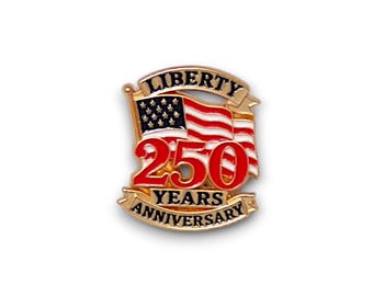 Puede incluir: Un pin dorado con la bandera estadounidense y el texto "LIBERTY 250 YEARS ANNIVERSARY". La bandera es roja, blanca y azul. El pin tiene un diseño de banner.