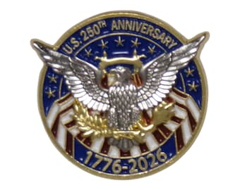 Puede incluir: Un pin redondo con borde dorado y fondo azul con el texto "U.S. 250th Anniversary". El pin tiene un águila plateada, una rama de olivo dorada y rayas rojas y blancas. Los años 1776-2026 están en la parte inferior.