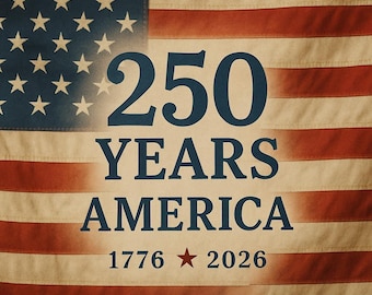Puede incluir: Bandera estadounidense con el texto "250 YEARS AMERICA 1776 2026" en azul marino. La bandera tiene rayas rojas y blancas y un campo azul con estrellas blancas. El fondo tiene una apariencia vintage y envejecida.