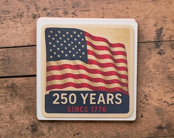 Puede incluir: Posavasos cuadrado con un diseño vintage de la bandera estadounidense. La bandera presenta rayas rojas y blancas y un campo azul de estrellas. El texto "250 YEARS SINCE 1776" está impreso debajo. El posavasos está hecho de un material grueso y absorbente.
