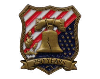 Puede incluir: Un pin en forma de escudo con borde dorado, que presenta la Campana de la Libertad y el diseño de la bandera estadounidense. El pin tiene rayas rojas y blancas, estrellas azules y el texto "750 YEARS" en una pancarta.