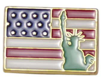 Puede incluir: Un pin rectangular con la bandera estadounidense y la Estatua de la Libertad. La bandera tiene un campo azul con estrellas blancas, rayas rojas y blancas y un borde dorado. La Estatua de la Libertad es verde.
