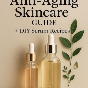 Puede incluir: Dos frascos de suero de vidrio con detalles dorados y cuentagotas se muestran sobre un fondo beige. Los frascos contienen líquidos ámbar y transparentes. El texto dice "THE ULTIMATE Anti-Aging Skincare GUIDE + DIY Serum Recipes" y "Senandrya Noreia". También hay hojas verdes.