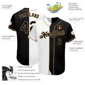 Puede incluir: Camisetas de béisbol en blanco y negro con detalles dorados. Una camiseta dice "Portland" y "47" en la espalda. La otra dice "New York" y "2" en la parte delantera. Características: resistencia a las arrugas y tacto suave.