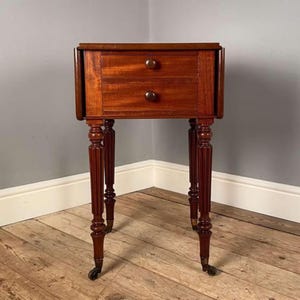 Mesita de noche de caoba atribuida a Gillows / Cómoda antigua con frente abatible