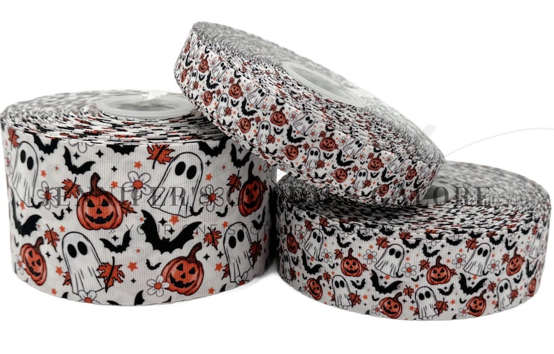 K&ouml;nnte beinhalten: Rollen mit wei&szlig;em Halloween-Band mit einem sich wiederholenden Muster aus orangefarbenen K&uuml;rbissen, wei&szlig;en Geistern, schwarzen Flederm&auml;usen und Herbstbl&auml;ttern. Geeignet f&uuml;r Bastelarbeiten und Dekorationen.
