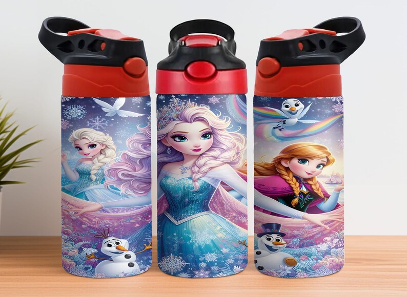 Puede incluir: Tres botellas de agua con tapas negras y rojas, con ilustraciones de Elsa, Anna y Olaf de Frozen. Las botellas tienen un fondo morado y azul con copos de nieve y otros personajes.