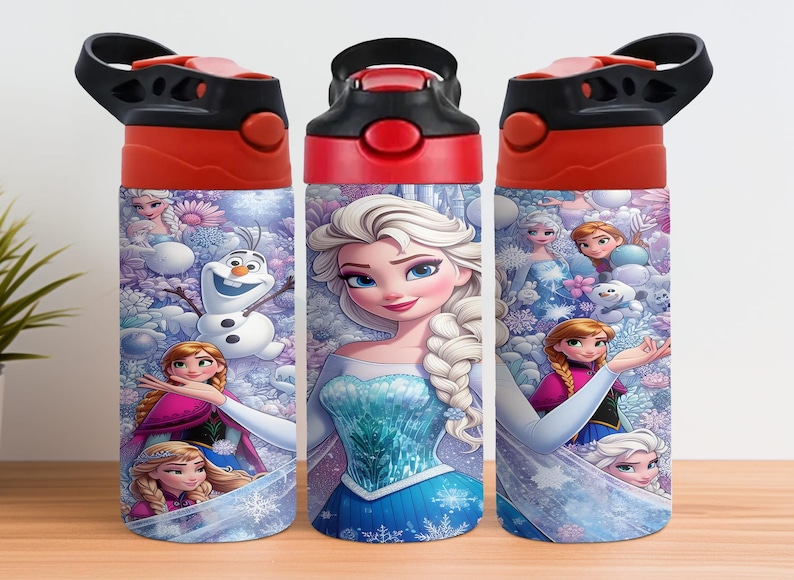 Puede incluir: Tres botellas de agua con tapas negras y rojas, con personajes de la pel&iacute;cula Frozen. Las botellas tienen un fondo morado con im&aacute;genes de Elsa, Anna, Olaf y copos de nieve. Las botellas miden aproximadamente 20 cm de alto.