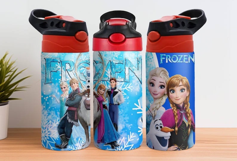 以下が含まれることがあります： 映画「アナと雪の女王」のキャラクターが描かれたウォーターボトル3本。各ボトルは赤と黒の蓋と、雪の結晶が描かれた青色の背景が特徴です。「FROZEN」の文字と、エルサ、アナ、クリストフ、オラフの画像がプリントされています。
