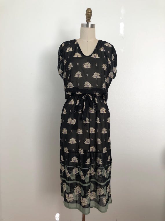 1970s Lotus Flower Dress - image 2