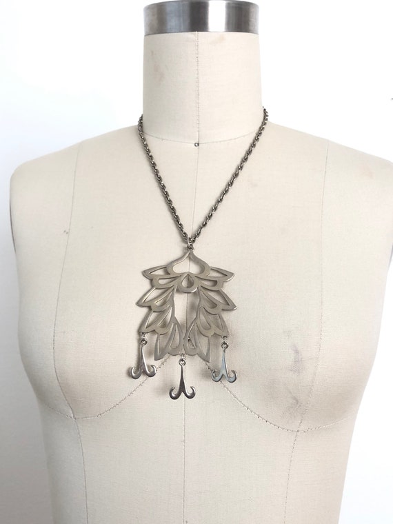 1970s Bell Flower Necklace - image 7