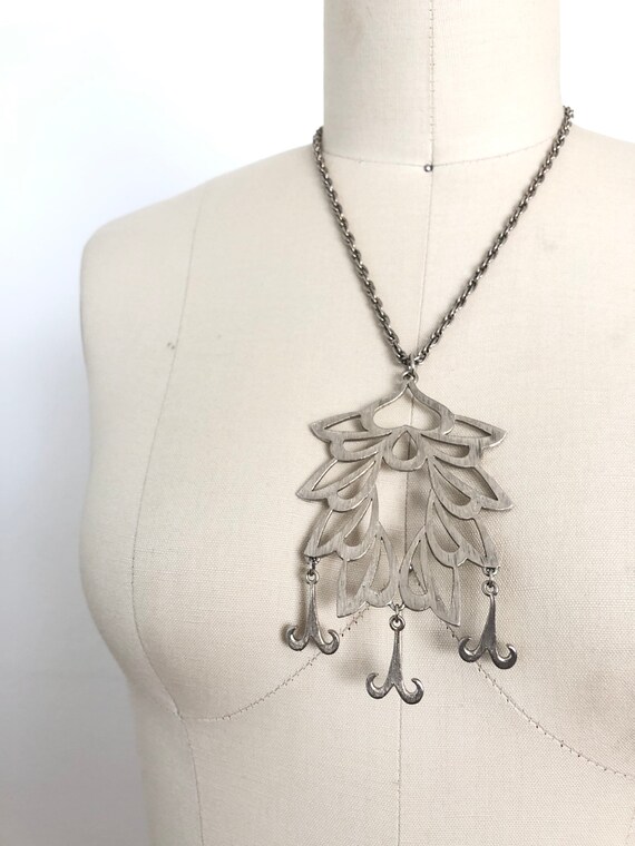 1970s Bell Flower Necklace - image 5