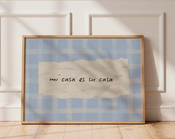 Lámina decorativa "Mi Casa Es Su Casa", póster con tipografía manuscrita, decoración de pared azul moderna, descarga digital horizontal.