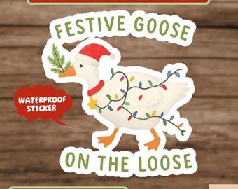 Może przedstawiać: Biała naklejka przedstawiająca gęś w czapce Świętego Mikołaja i lampkami choinkowymi. Tekst brzmi "Festive Goose On The Loose". Dodatkowy tekst zawiera "Waterproof Sticker" i "Buy 5 Items Get 20% Off."
