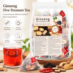Może przedstawiać: Przezroczysta plastikowa torebka herbaty Ginseng Five-Treasure zawierająca 30 pojedynczych saszetek. Etykieta zawiera nazwę produktu, wagę netto 150g oraz listę składników, w tym czerwoną jujubę, jagody goji, morwę i korzeń żeń-szenia.