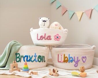 Personlig handgjord korg, stickad bomullskorg för barn, presentkorg för babyshower, monogramkorg, leksaksorganisatör för baby, barnrumsdekor