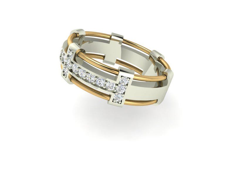 Peut inclure: Une bague bicolore avec une bande dor&eacute;e et un centre argent&eacute;. La bague pr&eacute;sente une rang&eacute;e de petits pierres pr&eacute;cieuses claires et des accents dor&eacute;s. Le design est moderne et g&eacute;om&eacute;trique, avec des lignes &eacute;pur&eacute;es et des mat&eacute;riaux contrast&eacute;s.