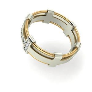 Peut inclure: Une bague bicolore avec une bande int&eacute;rieure dor&eacute;e et une bande ext&eacute;rieure argent&eacute;e. La bague pr&eacute;sente une s&eacute;rie d'accents argent&eacute;s en forme de croix et une rang&eacute;e de petits pierres pr&eacute;cieuses claires. La bague est sur fond blanc.