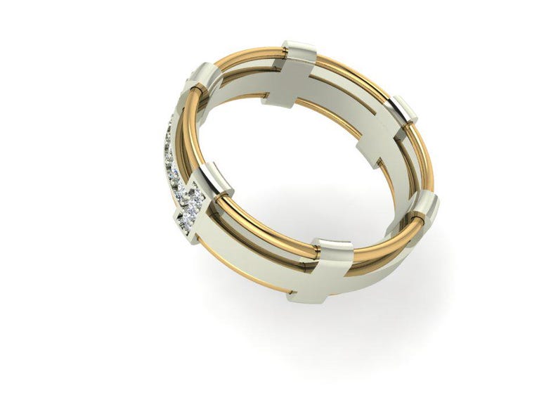 Peut inclure: Une bague bicolore avec une bande int&eacute;rieure dor&eacute;e et une bande ext&eacute;rieure argent&eacute;e. La bague pr&eacute;sente une s&eacute;rie d'accents argent&eacute;s en forme de croix et une rang&eacute;e de petits pierres pr&eacute;cieuses claires. La bague est sur fond blanc.