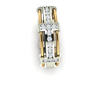 Peut inclure: Une bague bicolore avec un motif de croix. La bague pr&eacute;sente un anneau en m&eacute;tal blanc avec des accents dor&eacute;s et est orn&eacute;e de plusieurs pierres pr&eacute;cieuses transparentes. La croix est centr&eacute;e et sertie de pierres pr&eacute;cieuses transparentes.