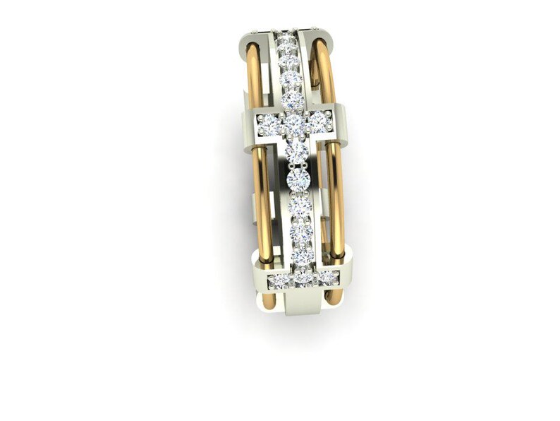 Peut inclure: Une bague bicolore avec un motif de croix. La bague pr&eacute;sente un anneau en m&eacute;tal blanc avec des accents dor&eacute;s et est orn&eacute;e de plusieurs pierres pr&eacute;cieuses transparentes. La croix est centr&eacute;e et sertie de pierres pr&eacute;cieuses transparentes.